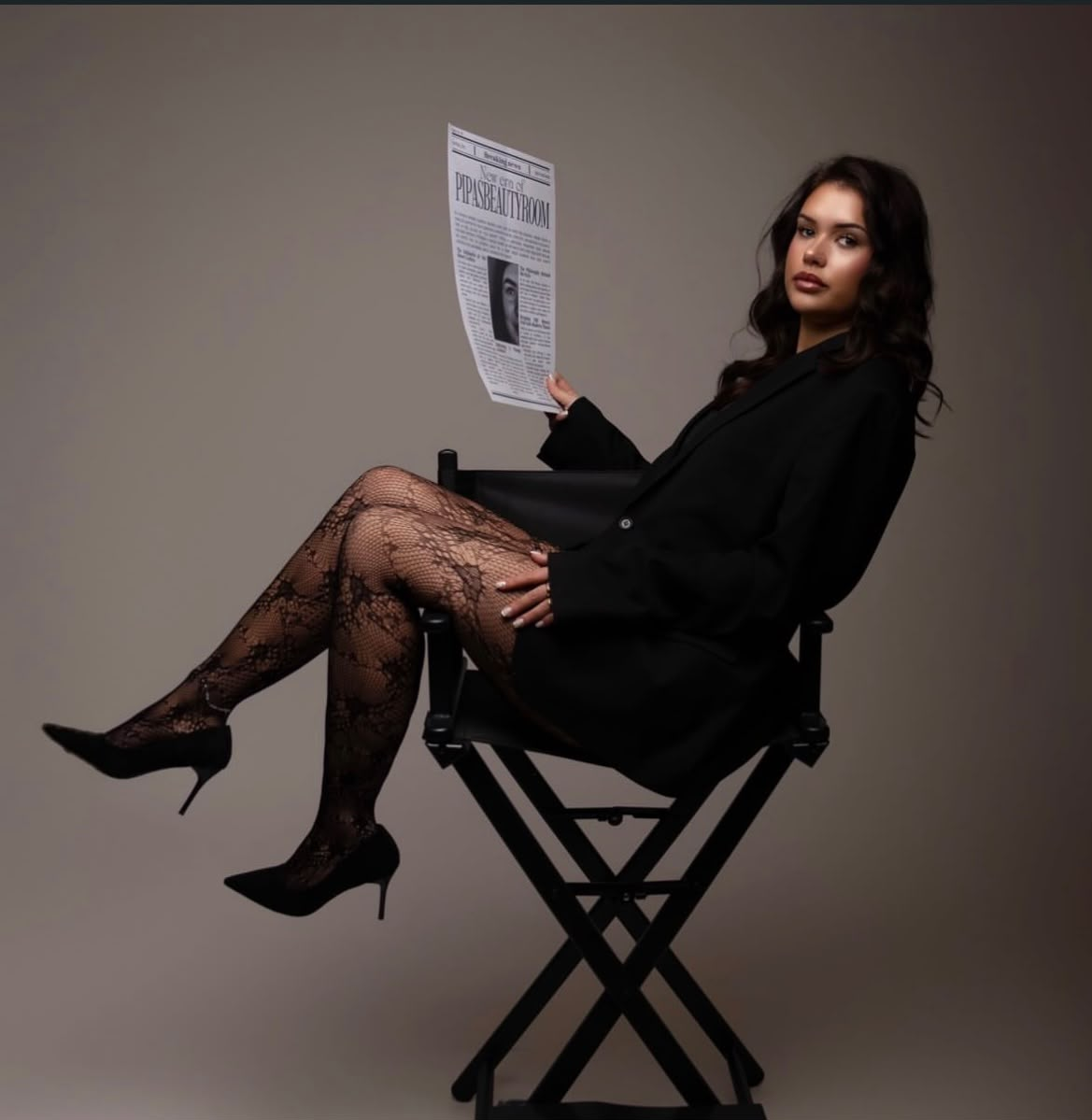 Model met krant 'New era of Pipa's Beautyroom'